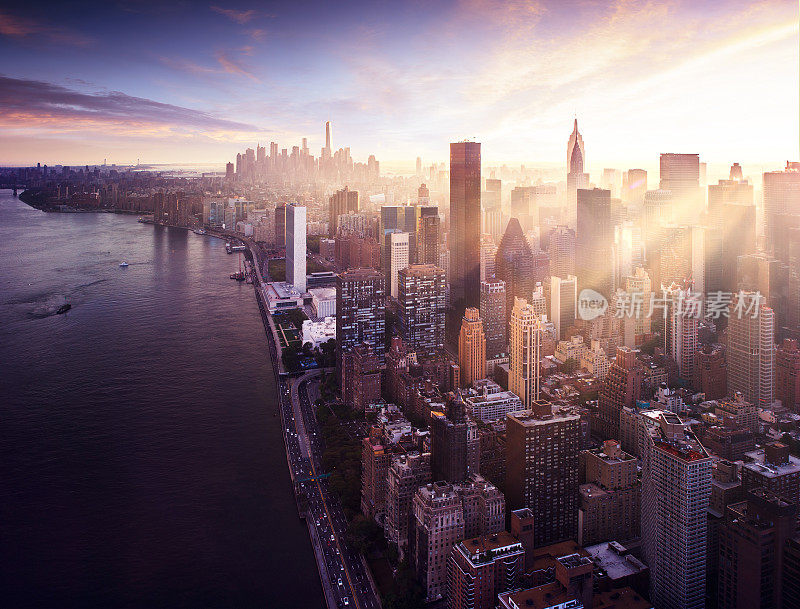 纽约市美丽多彩的日落在曼哈顿