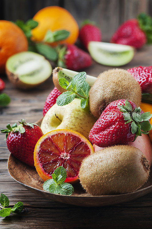 素食主义者吃橘子，猕猴桃，草莓和苹果