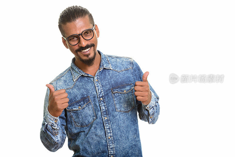 年轻快乐的印度男子微笑着竖起大拇指