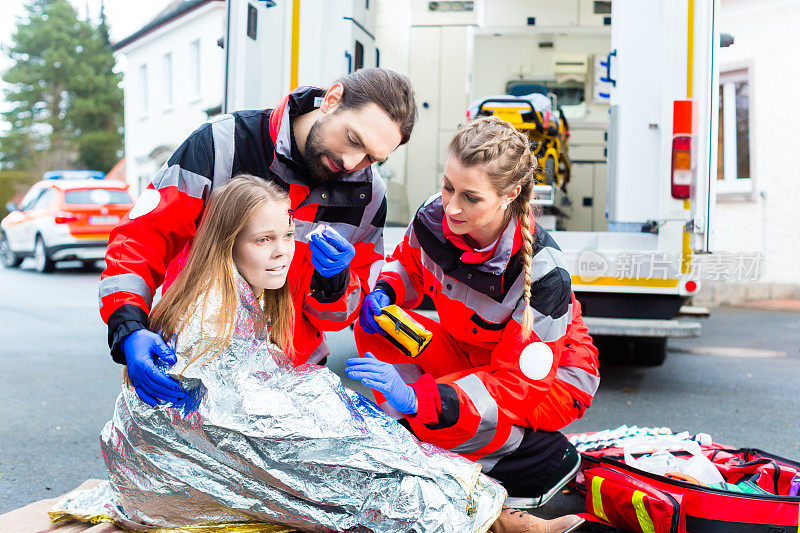 救护车医生正在帮助受伤的妇女