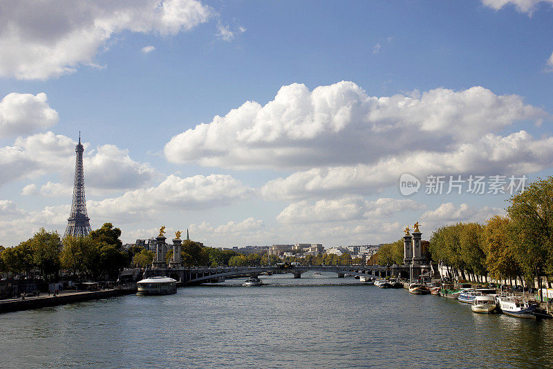 在巴黎塞纳河上的亚历山大三世桥和埃菲尔铁塔