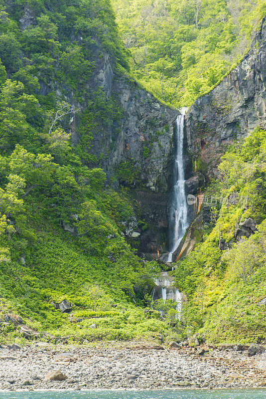 日本北海道知床半岛海岸的瀑布