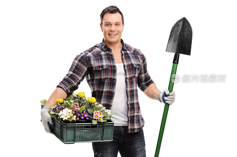 园丁拿着铲子和一箱花
