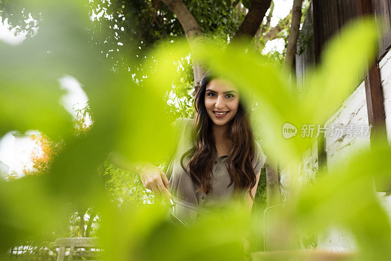 在前景中种植盆花的女人