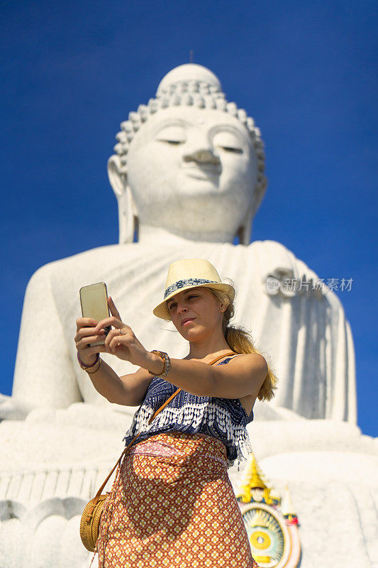 土耳其女性在佛像前自拍