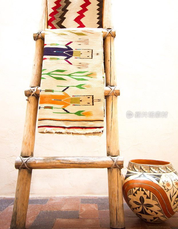 传统纳瓦霍地毯挂在Kiva梯子，普韦布洛壶