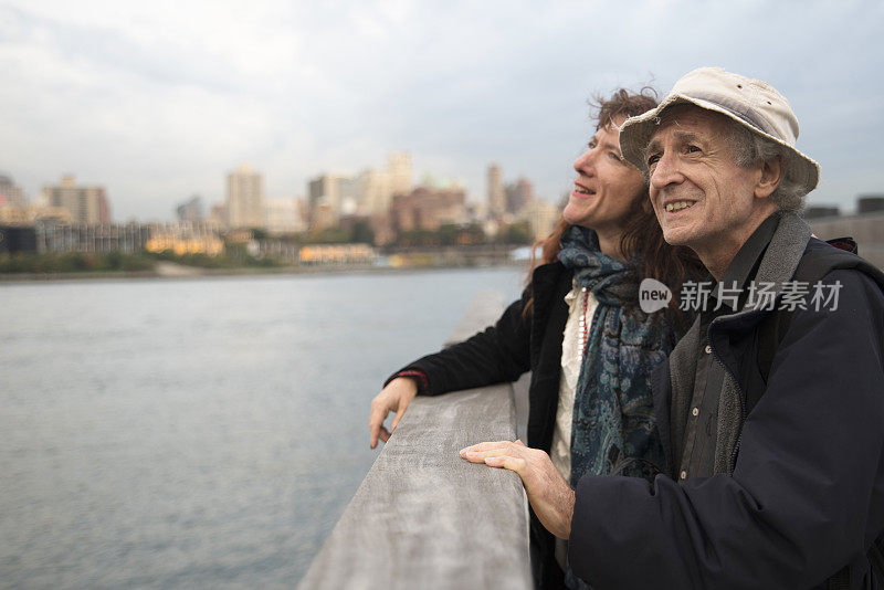 这对老年夫妇正在纽约曼哈顿的海滨休息。