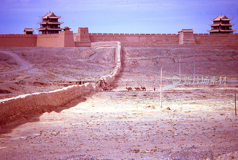 中国的长城在戈壁沙漠在嘉峪关著名的堡垒中国甘肃