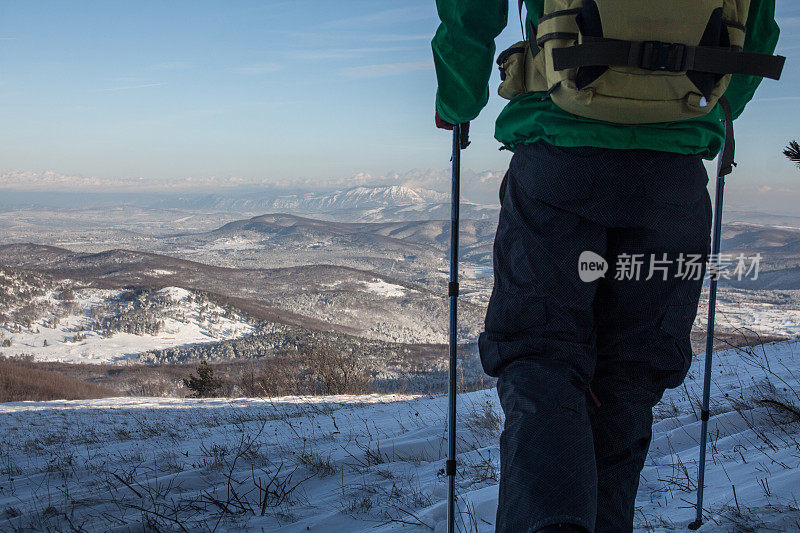 下腰部的男人在雪地上行走