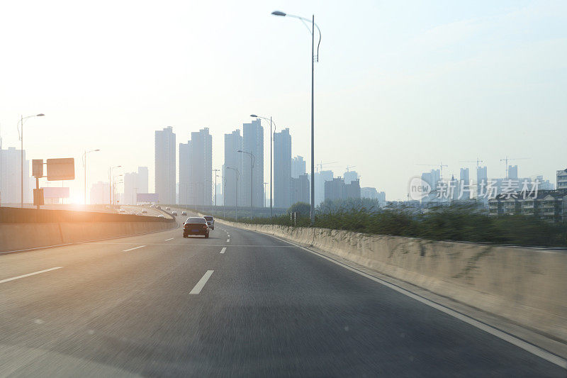 现代化的城市道路和建筑