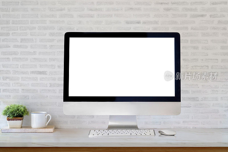 模型桌面空白屏幕电脑和咖啡杯桌上。