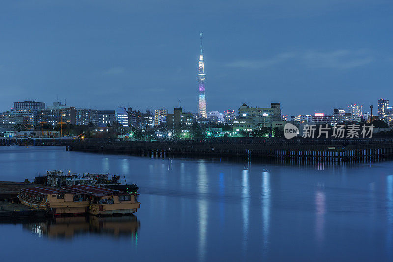 东京运河和特殊照明的东京天空树