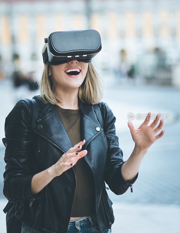 女性在街上测试虚拟现实模拟器