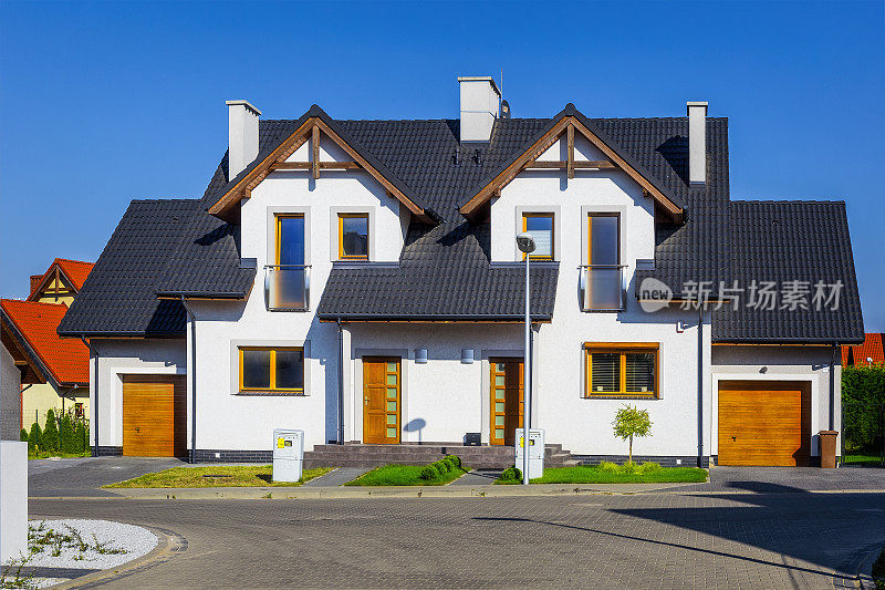 郊区新建的白色半独立式住宅