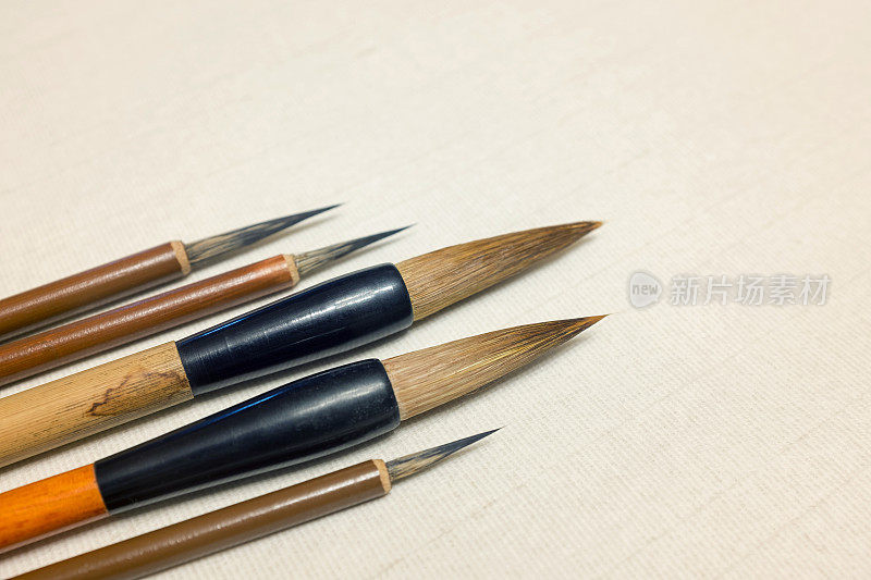 中国美术纸上有许多种毛笔