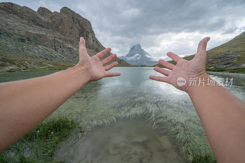 手伸向瑞士马特洪峰的细节