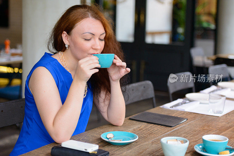 年轻女商人在咖啡店里放松的肖像