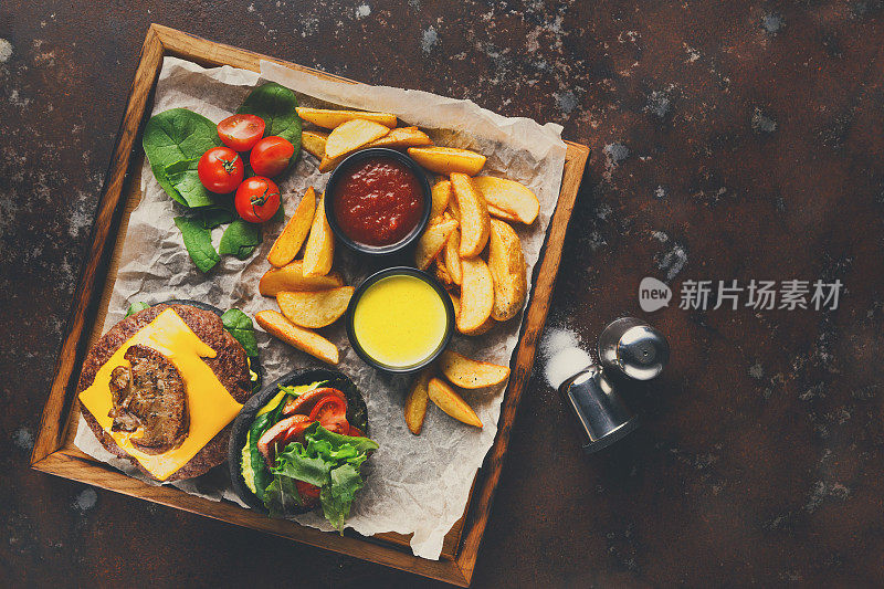 带走汉堡菜单上的木制托盘俯视图