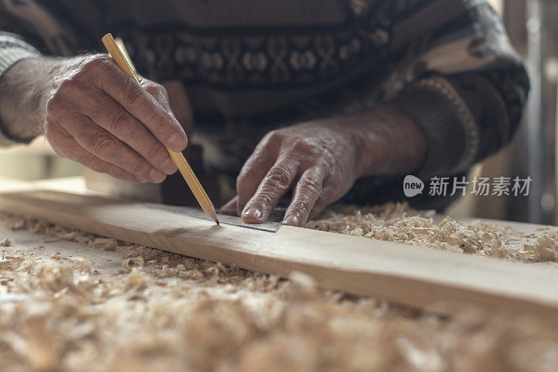 高级木匠测量的特写手