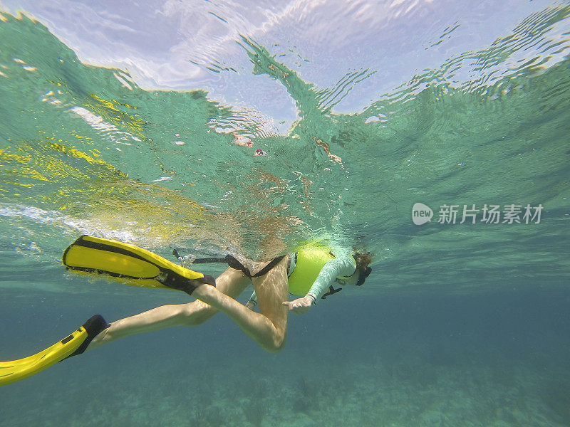 女人浮潜。