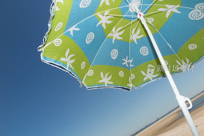 五颜六色的阳伞直射着夏日假日的阳光
