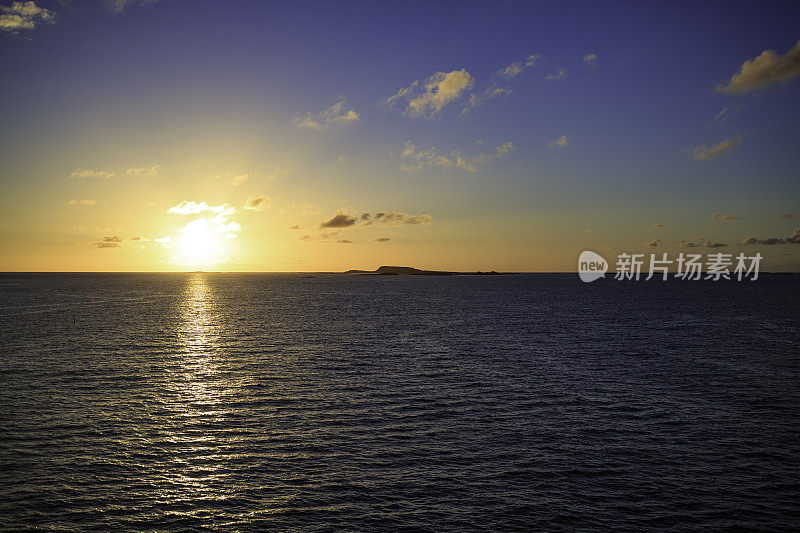 挪威海岸上五颜六色的日落