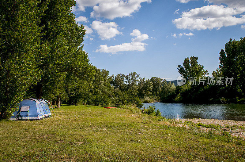 法国朗格多克塞泽河附近的帐篷和露营地