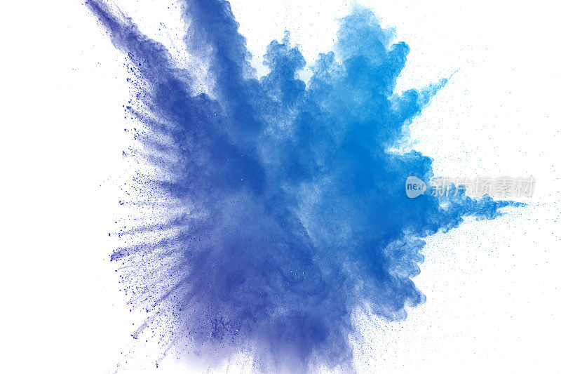 蓝色粉末爆炸云孤立在白色背景上。蓝色尘埃粒子的特写飞溅孤立的背景。