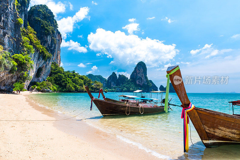 泰国甲米的长尾船热带海滩