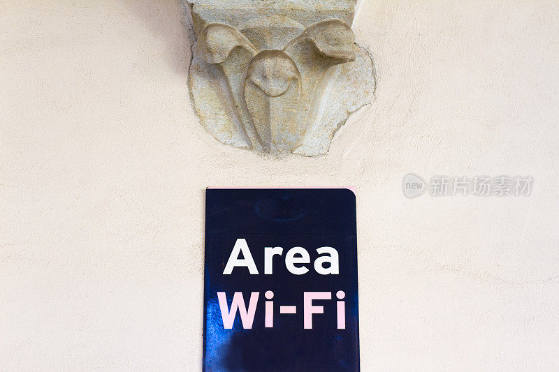 建筑石质山墙细节下的“区域Wi-Fi”标志