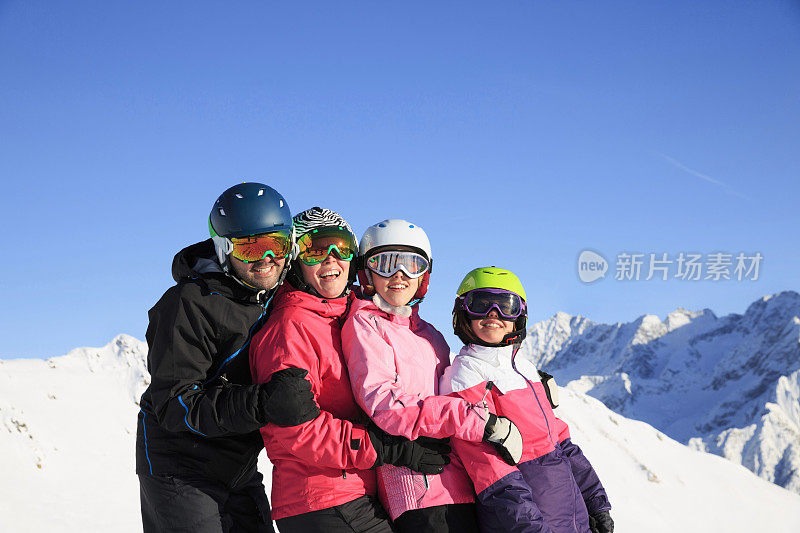 业余冬季运动高山滑雪。一组滑雪者，家庭母亲和父亲与孩子，滑雪者享受在阳光明媚的滑雪场。高山雪景。意大利阿尔卑斯山脉的白云石意大利，欧洲。