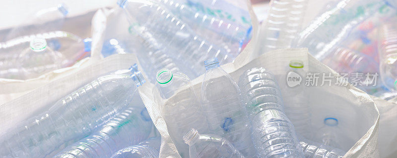 许多经过净化的塑料瓶被收集起来，堆积起来，等待回收利用。