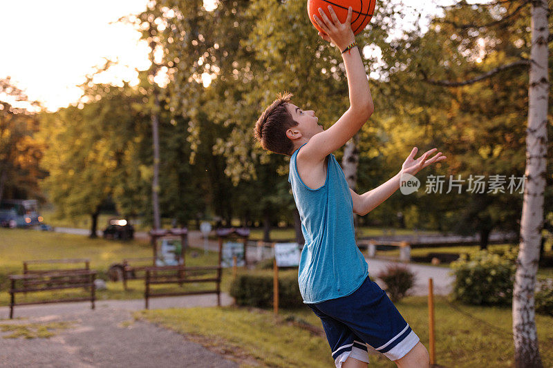 男孩打篮球