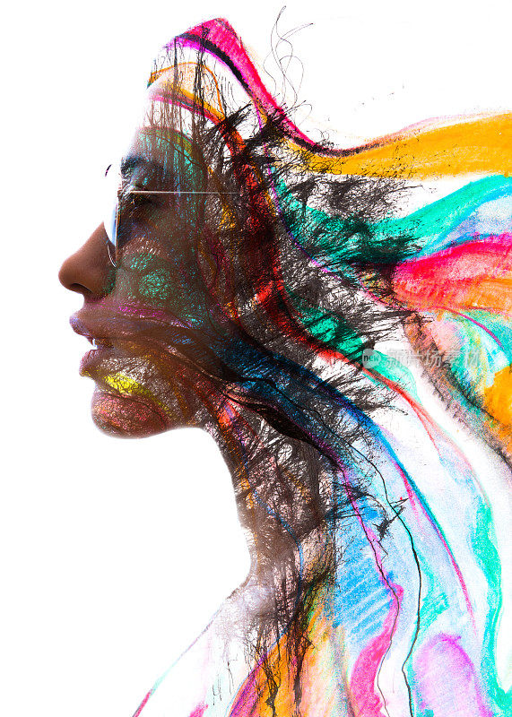 Paintography。双重曝光的一个性感的年轻女人的侧面结合了黑色铅笔画和彩色水彩画