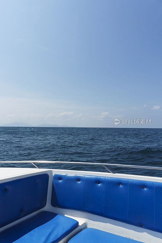 从船上眺望海景