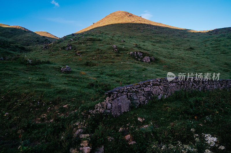 清晨的小山