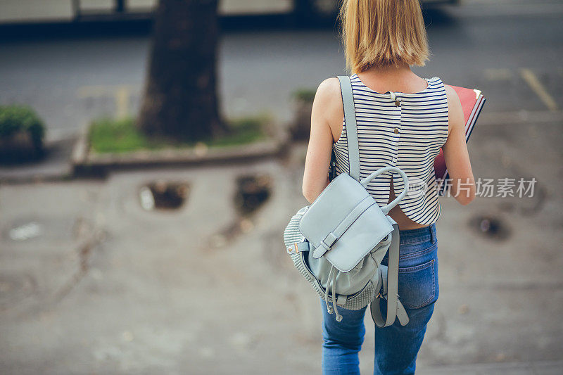 一个女学生正在下楼