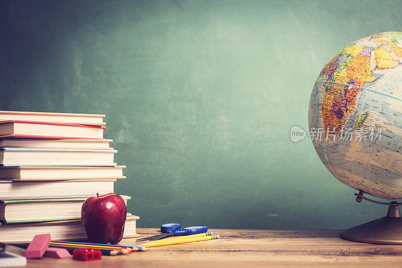 红苹果，课桌上有地球仪，黑板。