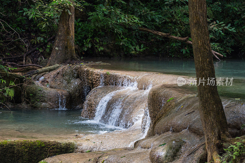 四面瀑布位于泰国北碧府的西沙瓦特区，是葵崖河畔一个巨大而美丽的瀑布。