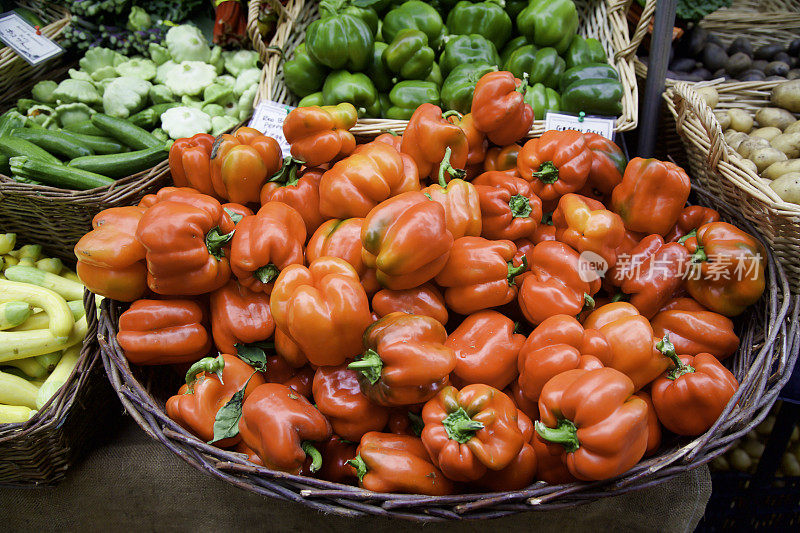农贸市场的红青椒和夏南瓜