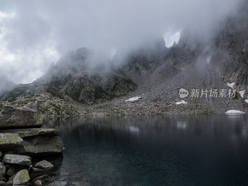 意大利阿尔卑斯山脉有雾的山湖