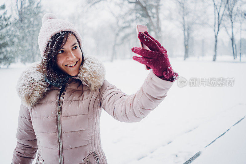 一个在雪中自拍的女人