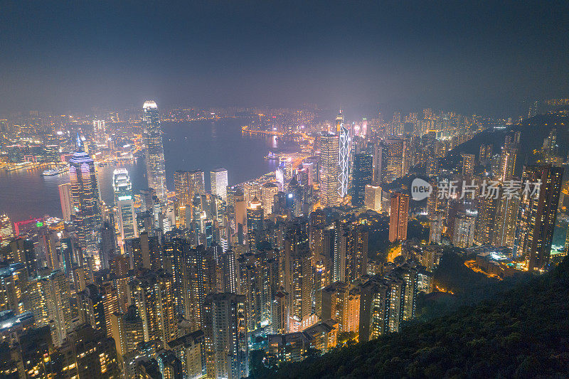 鸟瞰图的香港城市天际线和维多利亚港日落在中国