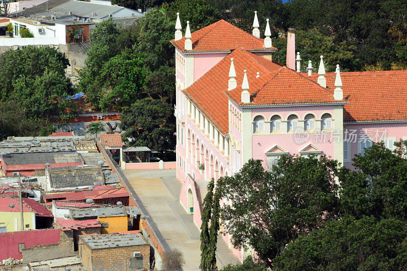 圣约瑟夫修女克吕尼罗马天主教学院和附近的贫民窟-教会和学校，罗安达，安哥拉