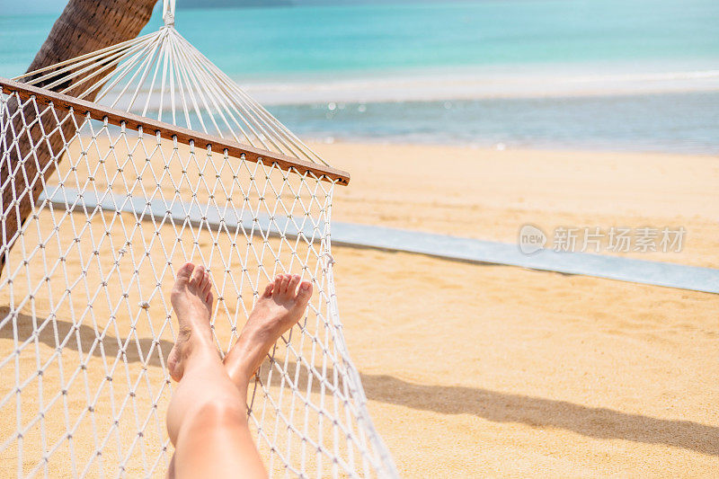 亚洲妇女放松在吊床海滩夏季假期