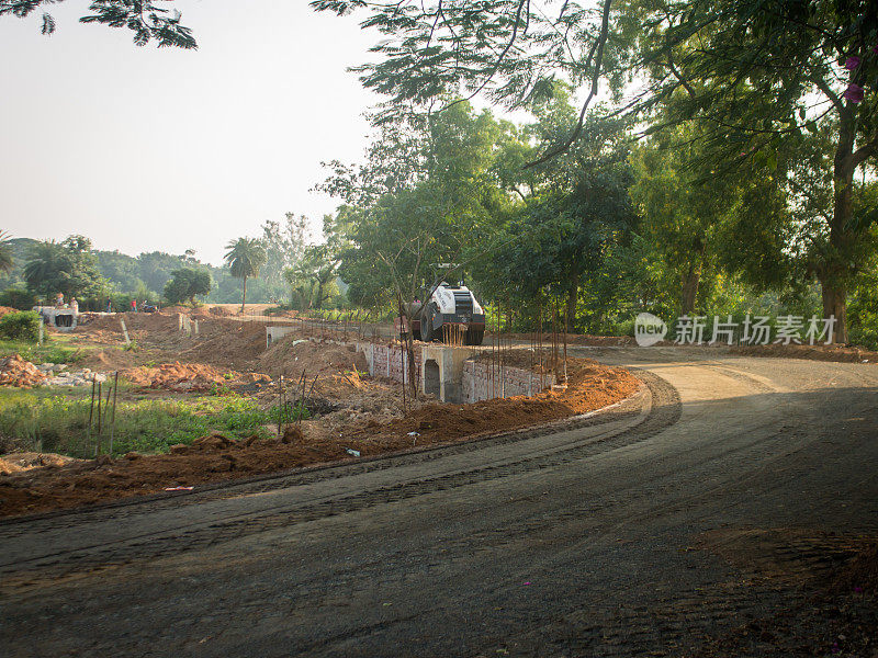 压路机在印度农村修建公路