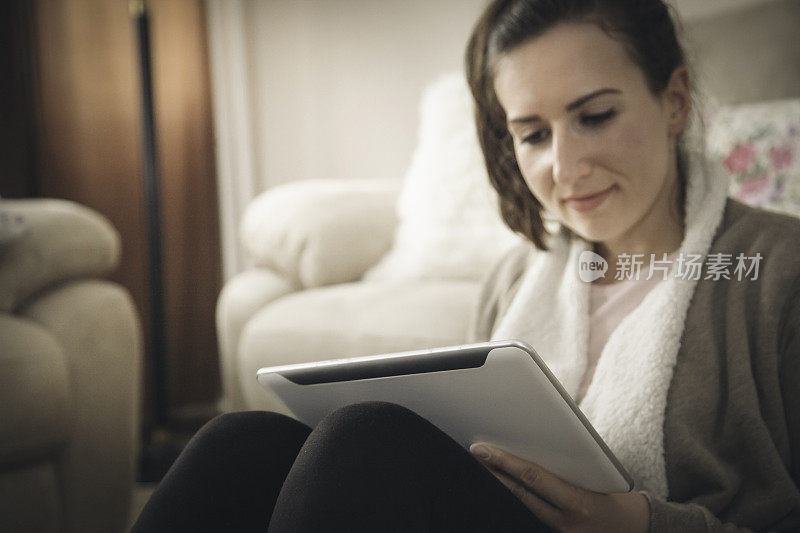 女人在平板电脑上工作-网上购物