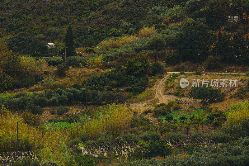 希腊丘陵地带有一个小镇