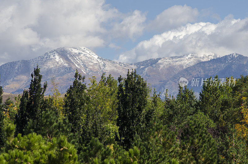 奥格登和犹他州盐湖城的山脉在秋天会下雪