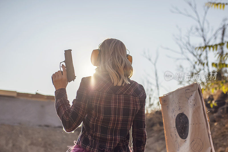 射击场的女枪手